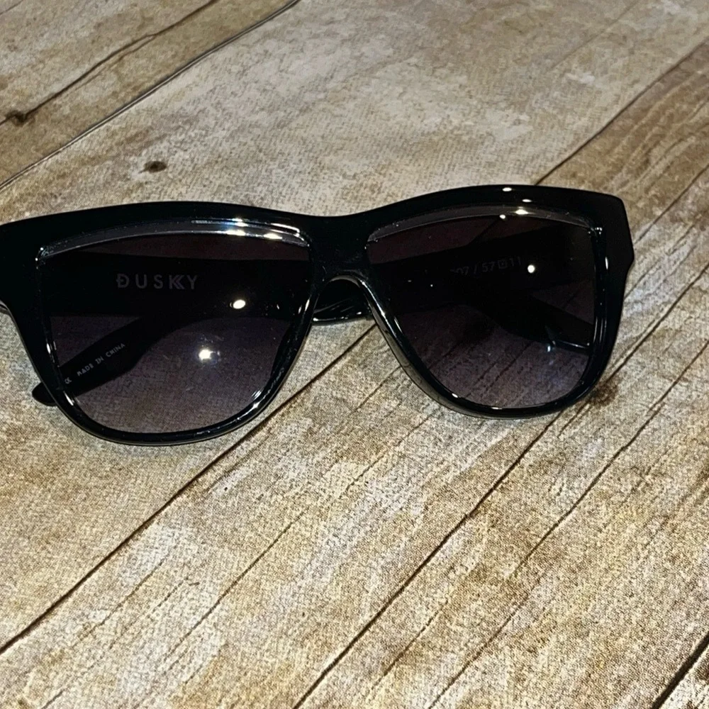 IVI DUSKY black sunglasses NWOT